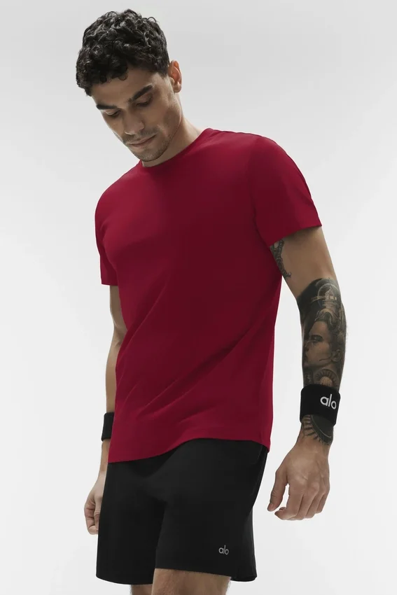Conquer Reform T-shirt med rund hals och kortärmad design – Garnet