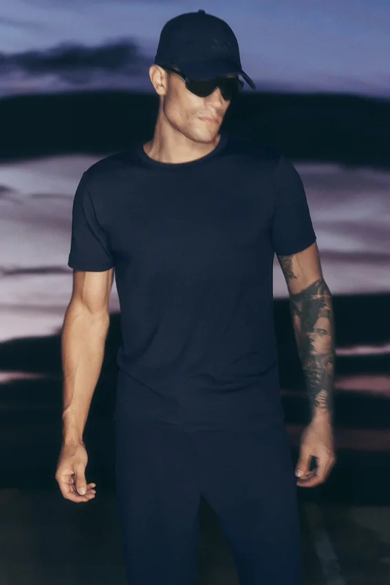 Conquer Reform T-shirt med rund hals och kortärmad design – Navy
