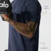 Conquer Reform T-shirt med rund hals och kortärmad design – Navy
