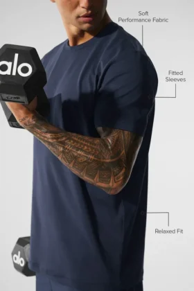 Conquer Reform T-shirt med rund hals och kortärmad design – Navy