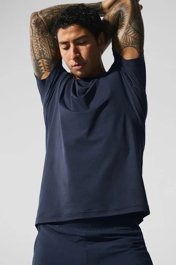 Conquer Reform T-shirt med rund hals och kortärmad design – Navy