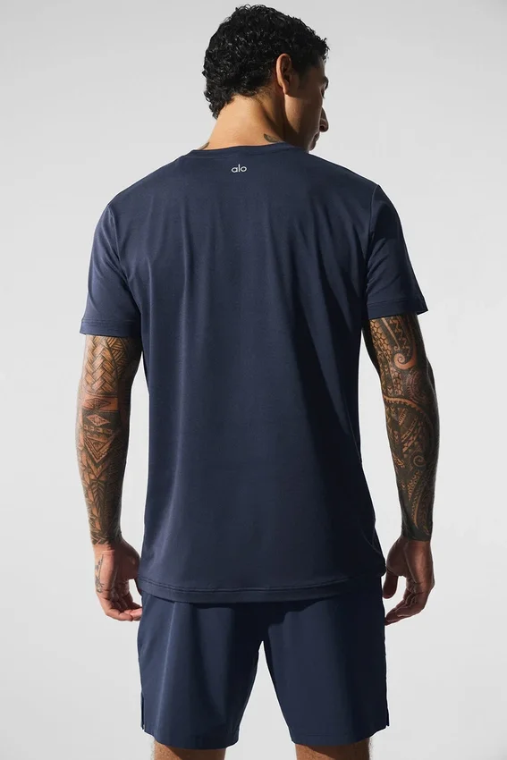 Conquer Reform T-shirt med rund hals och kortärmad design – Navy
