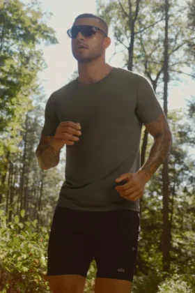 Conquer Reform T-shirt med rund hals och kortärmad design – Olive Tree