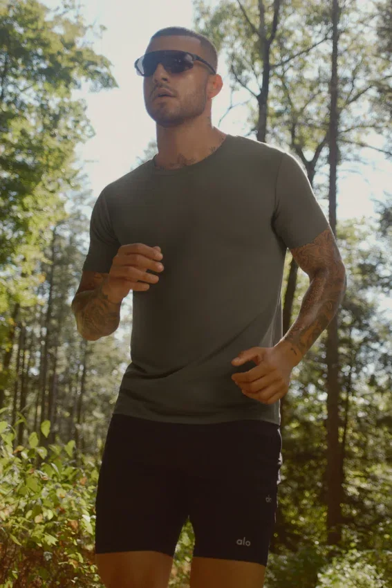 Conquer Reform T-shirt med rund hals och kortärmad design – Olive Tree