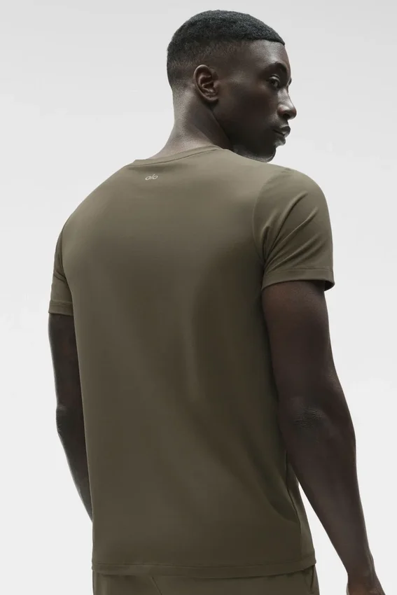 Conquer Reform T-shirt med rund hals och kortärmad design – Olive Tree