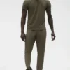 Conquer Reform T-shirt med rund hals och kortärmad design – Olive Tree
