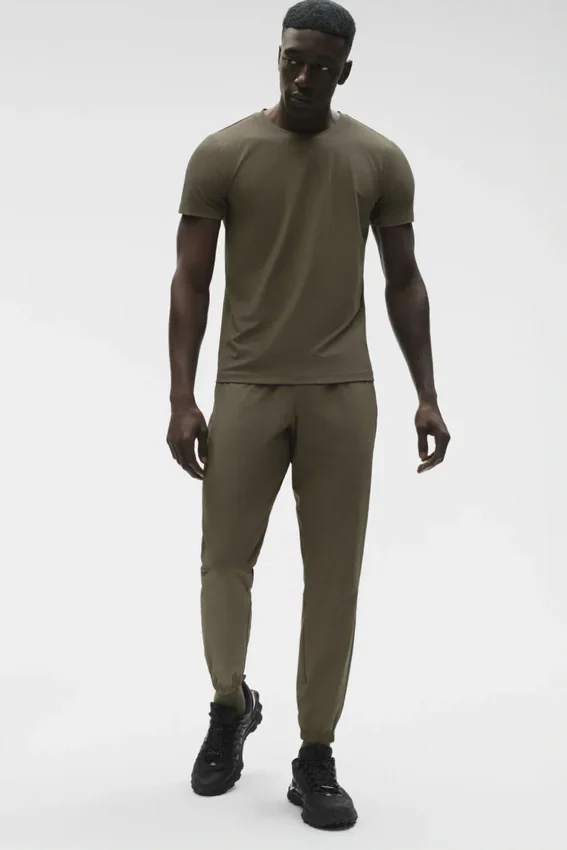 Conquer Reform T-shirt med rund hals och kortärmad design – Olive Tree