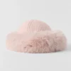 Courchevel-mössa i kashmir och fuskpäls – Frosted Pink