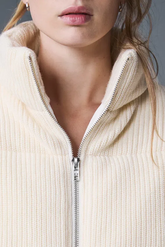 Darling Stickat Puffer – Elfenben