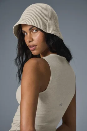 Denimstickad cloche – elfenben/havremjölk