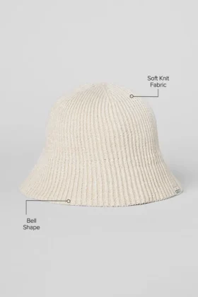 Denimstickad cloche – elfenben/havremjölk