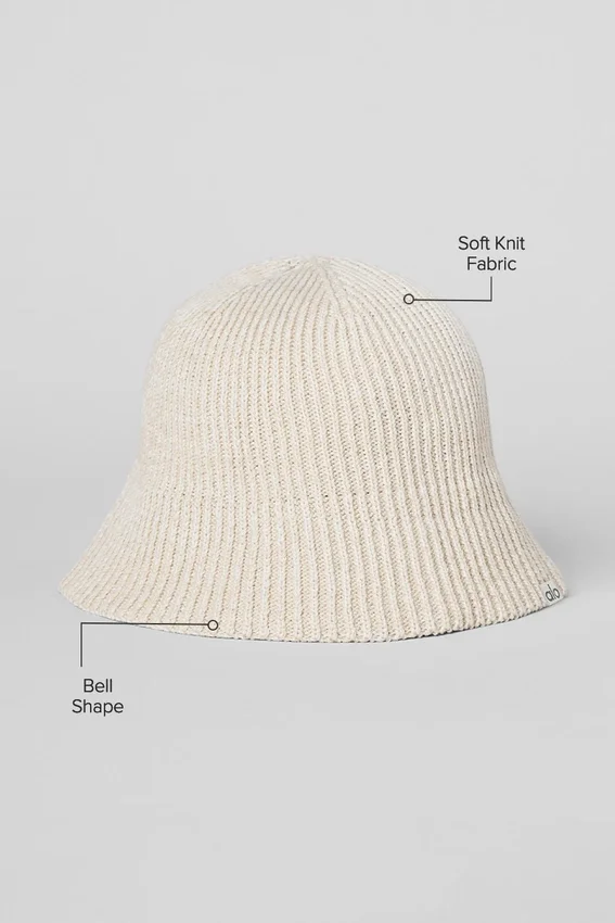 Denimstickad cloche – elfenben/havremjölk