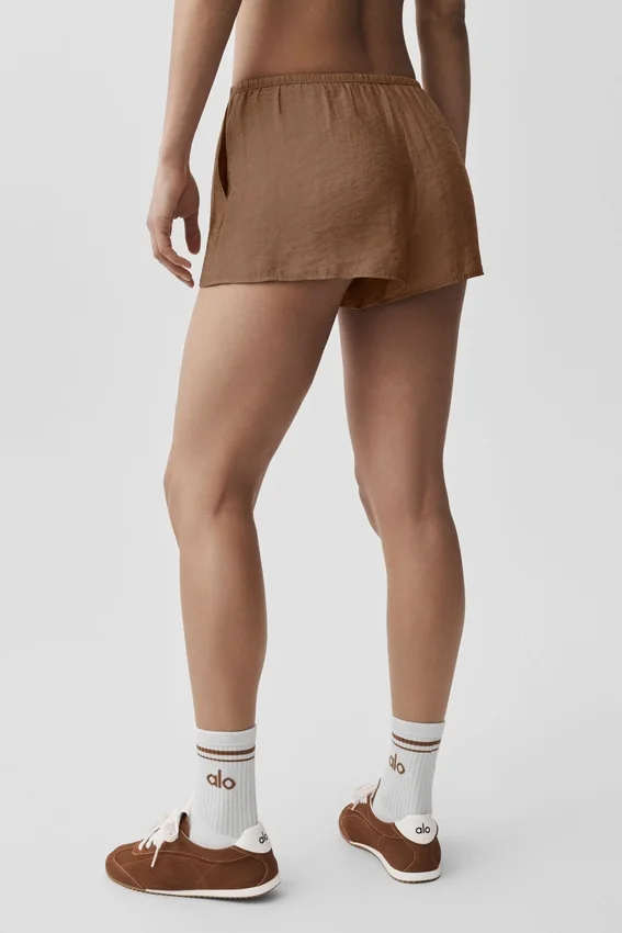 Halvgenomskinliga Golden Hour-shorts med medelhög midja – solkysst brunt