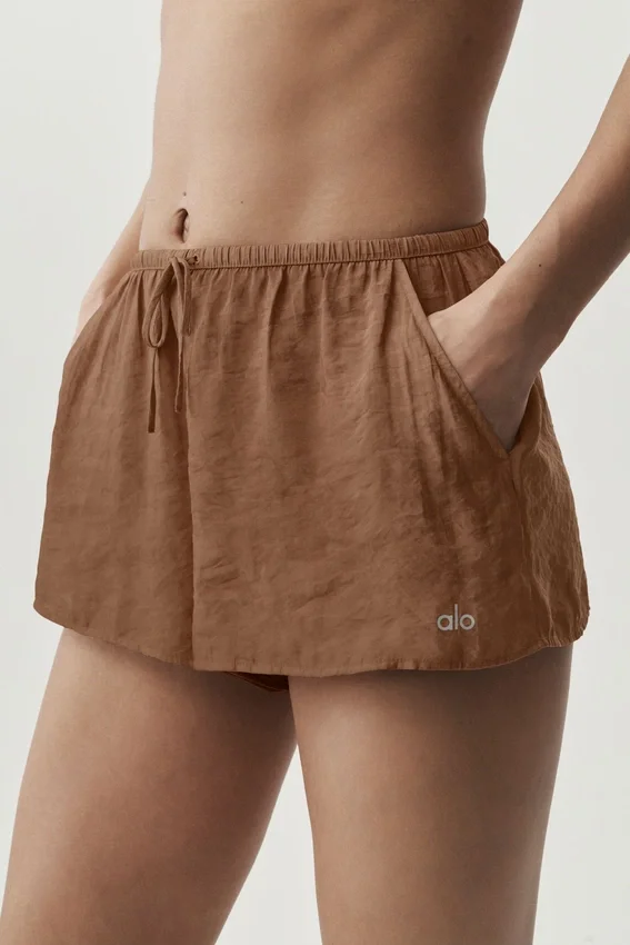 Halvgenomskinliga Golden Hour-shorts med medelhög midja – solkysst brunt