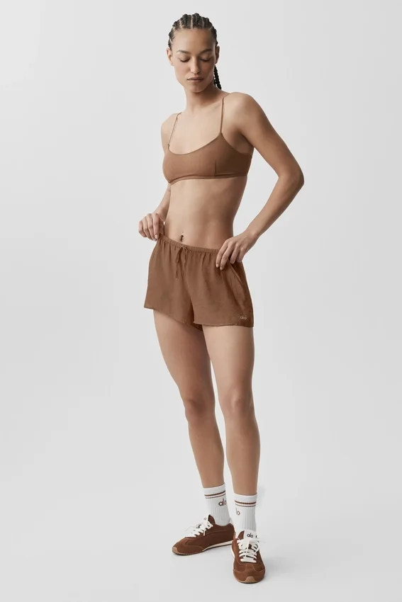 Halvgenomskinliga Golden Hour-shorts med medelhög midja – solkysst brunt