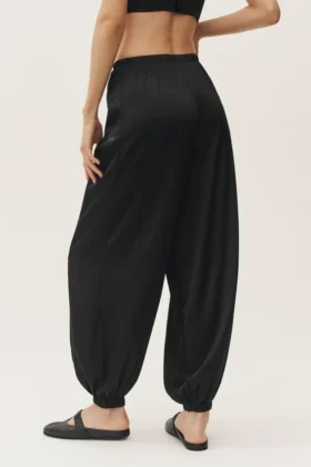 High-Waist-byxor i silkesblandning – svarta