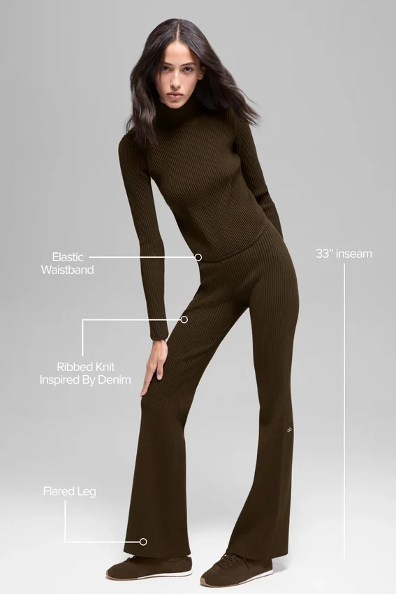 High-Waist, utsvängda byxor i denimstickat – Espresso/svart