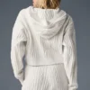 Huvtröja Winter Bliss i kabelstickning – elfenben