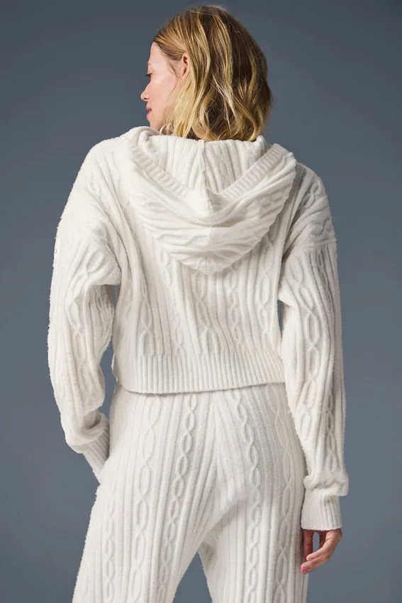 Huvtröja Winter Bliss i kabelstickning – elfenben