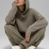 Huvtröja Winter Bliss i kabelstickning – ljus kakao