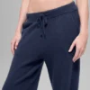 Joggingbyxor i ull och kashmir med High-Waist – New Class – Marinblå