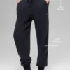 Joggingbyxor i ull och kashmir med High-Waist – New Class – Svart