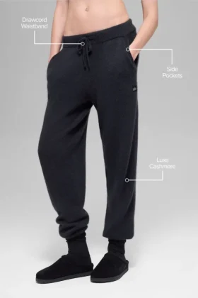 Joggingbyxor i ull och kashmir med High-Waist – New Class – Svart
