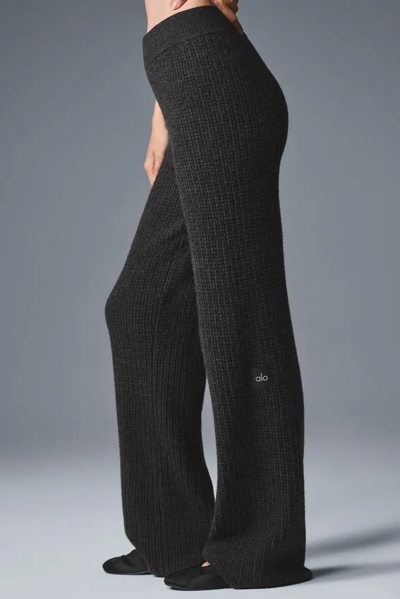 Kashmir-byxor med High-Waist-design och fluffig våffelstruktur – mörk gråmelerad