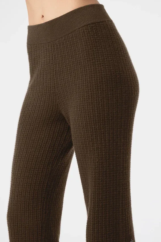 Kashmir-byxor med High-Waist och fluffig våffelstruktur – espresso