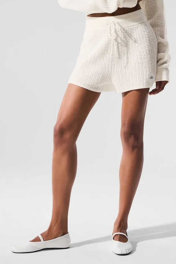 Kashmirshorts med High-Waist-design och fluffig våffelstruktur – Ivory