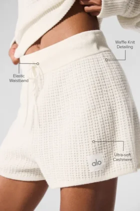 Kashmirshorts med High-Waist-design och fluffig våffelstruktur – Ivory