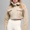 Kort jacka i imiterat shearling med snöfallsmönster – skogsbrun