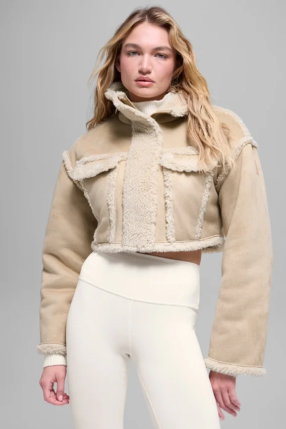 Kort jacka i imiterat shearling med snöfallsmönster – skogsbrun