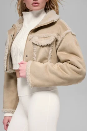 Kort jacka i imiterat shearling med snöfallsmönster – skogsbrun