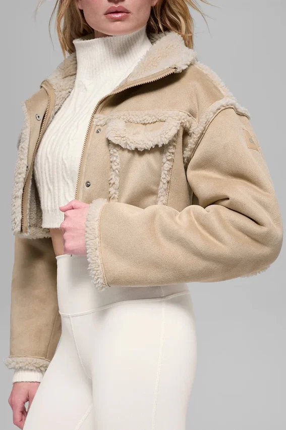 Kort jacka i imiterat shearling med snöfallsmönster – skogsbrun