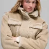 Kort jacka i imiterat shearling med snöfallsmönster – skogsbrun