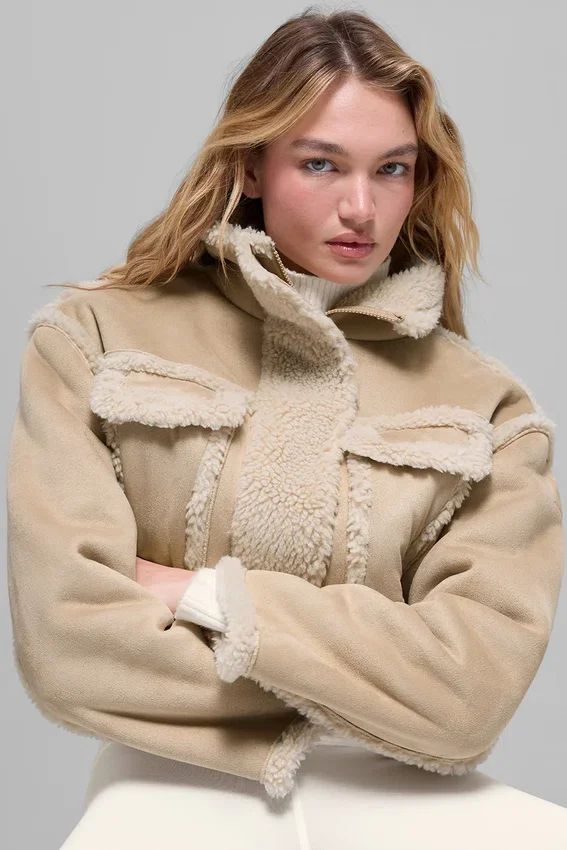 Kort jacka i imiterat shearling med snöfallsmönster – skogsbrun