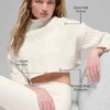 Kort kabelstickad Winter Bliss-tröja med hög hals och långärmad – Ivory