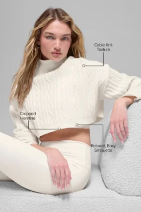 Kort kabelstickad Winter Bliss-tröja med hög hals och långärmad – Ivory