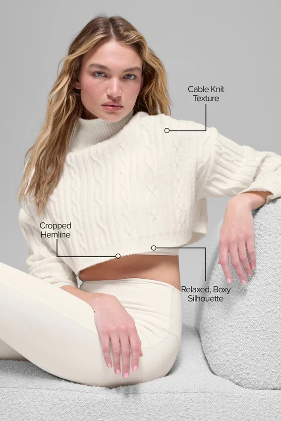 Kort kabelstickad Winter Bliss-tröja med hög hals och långärmad – Ivory