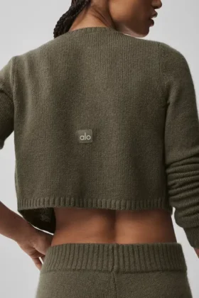 Kort kofta i ull och kashmir från New Class – Olive Tree
