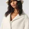 Kort Metro-trenchcoat i ull – elfenben