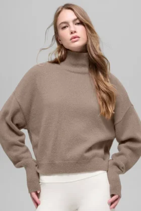 Kort New Class-stickat tröja med hög hals i ull och kashmir – Chai Latte