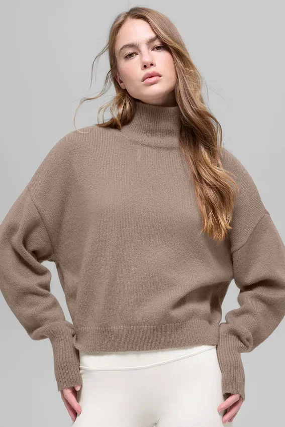 Kort New Class-stickat tröja med hög hals i ull och kashmir – Chai Latte