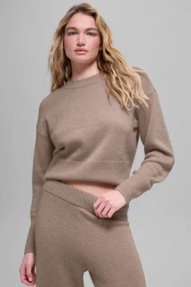Kort New Class-stickat tröja med rund hals i ull och kashmir – Chai Latte