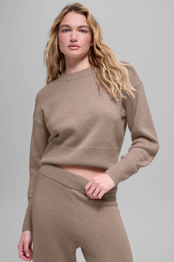 Kort New Class-stickat tröja med rund hals i ull och kashmir – Chai Latte