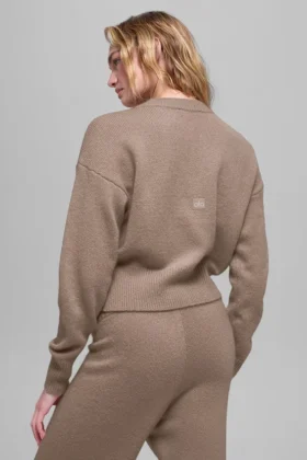 Kort New Class-stickat tröja med rund hals i ull och kashmir – Chai Latte