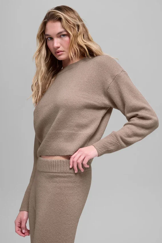 Kort New Class-stickat tröja med rund hals i ull och kashmir – Chai Latte