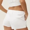 Kort shorts i linneblandning med låg midja i Riviera-stil – vit