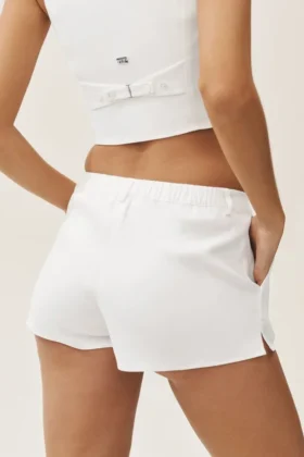 Kort shorts i linneblandning med låg midja i Riviera-stil – vit